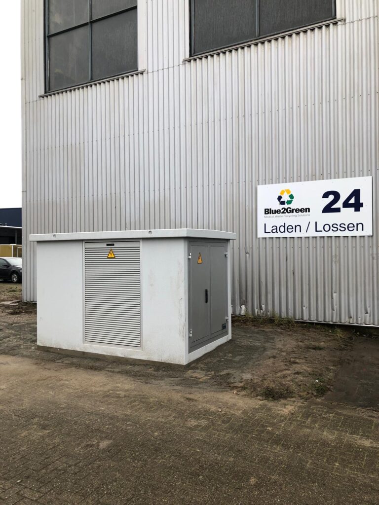 Trafostation naast het pand van Blue2Green in Velsen-Noord waarmee lokaal opgewekte zonne-energie van een buurbedrijf wordt gebruikt als oplossing voor netcongestie