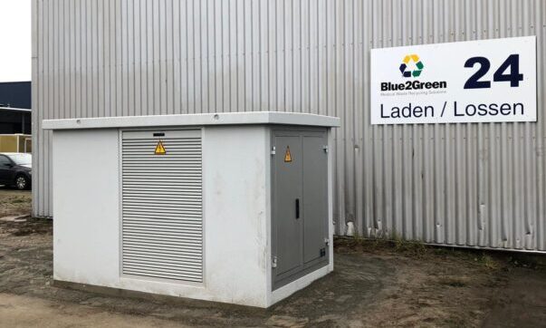 Trafostation naast het pand van Blue2Green in Velsen-Noord waarmee lokaal opgewekte zonne-energie van een buurbedrijf wordt gebruikt als oplossing voor netcongestie